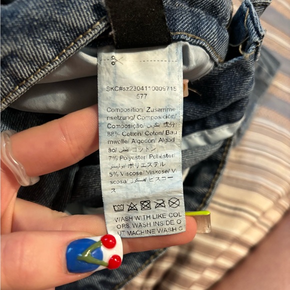 Mid- rise denim jorts with flap pockets - Picture 4 of 5